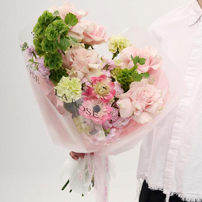 Авторский букет с розами и анемонами